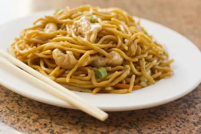 Chinese Kitchen Chicken Lo Mein (Not Available Before 11 A.M.)